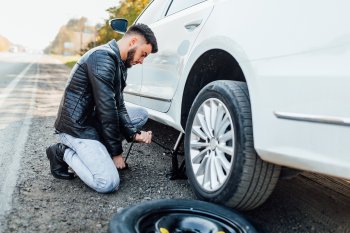 Come cambiare una ruota in sicurezza sul bordo strada: la guida passo dopo passo